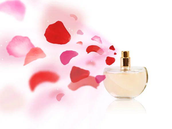 Bouteille de parfum pulvérisation pétales de rose — Photo