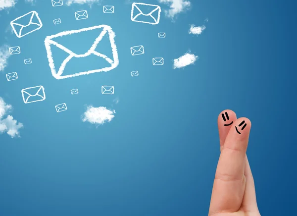 Glückliche Smiley-Finger beim Anblick von Mail-Icons aus Wolken — Stockfoto