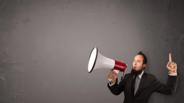 Guy schreeuwen in megafoon op kopieerruimte achtergrond — Stockfoto