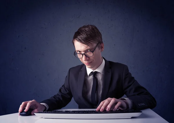 Hacker trabajando con teclado sobre fondo azul —  Fotos de Stock