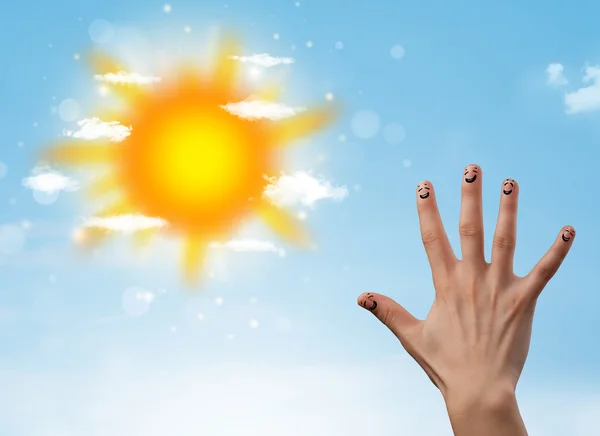 Веселые улыбки пальцев с ярким солнцем и облаками иллюстрации — стоковое фото
