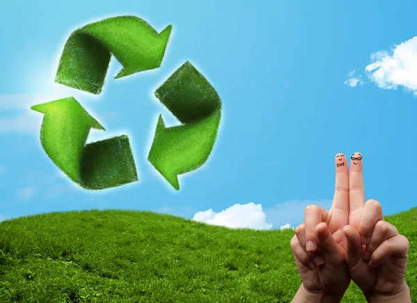Šťastný smajlík prsty při pohledu na zelený list recyklační znamení — Stock fotografie