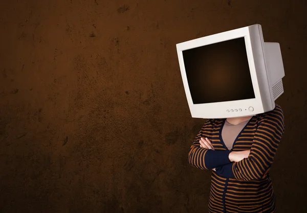 Chica con un monitor en la cabeza y copyspace marrón vacío —  Fotos de Stock