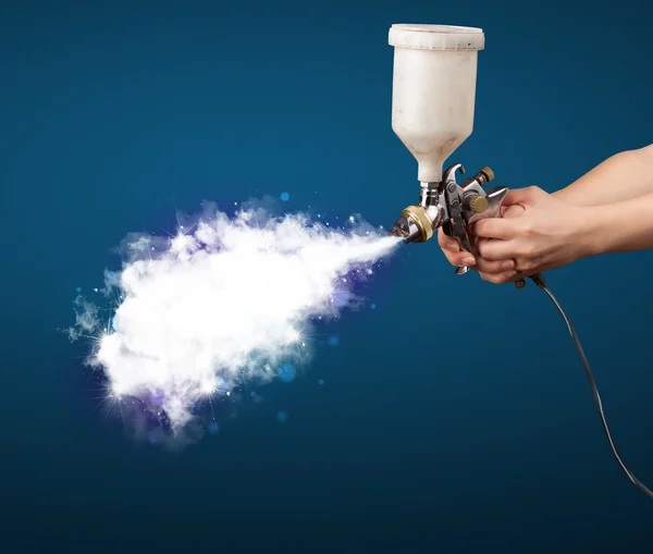 Festő airbrush pisztoly és fehér mágikus füst — Stock Fotó