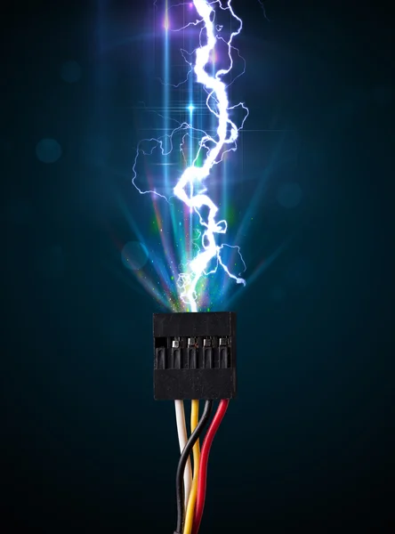 Elektrische kabel met gloeiende elektriciteit bliksem — Stockfoto