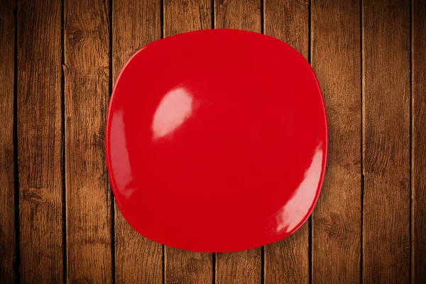 Красочная пустая тарелка на большом фоне стола — стоковое фото