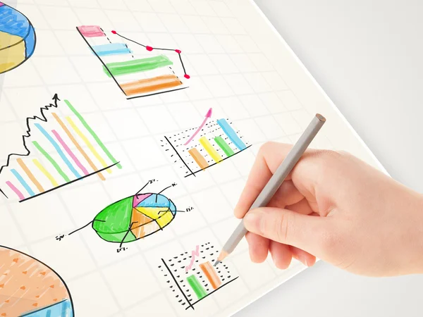 Persona de negocios dibujo coloridos gráficos e iconos en papel —  Fotos de Stock