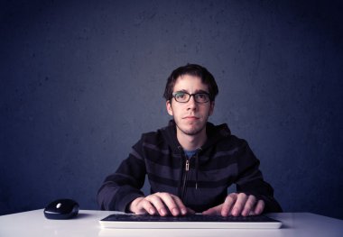Hacker mavi arkaplanda klavye ile çalışıyor