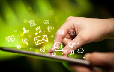 Tablet bilgisayarı üzerinde parmak işareti, sosyal medya kavramı