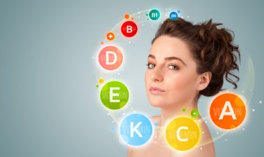 genç ve güzel kız ile renkli vitamin simgeler ve semboller