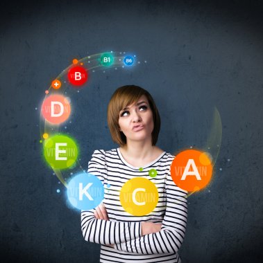 genç kadın başının etrafında dolaşım vitaminler ile düşünme