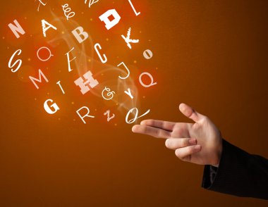 Silah şeklinde ellerden gelen mektuplar.