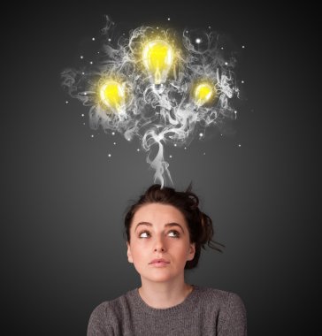 duman ve başının üstünde lightbulbs düşünceli kadınla