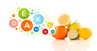 Renkli vitamin sembolleri ve simgeleri olan sağlıklı meyveler