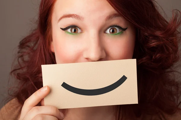 Feliz mulher bonita segurando cartão com sorriso engraçado — Fotografia de Stock