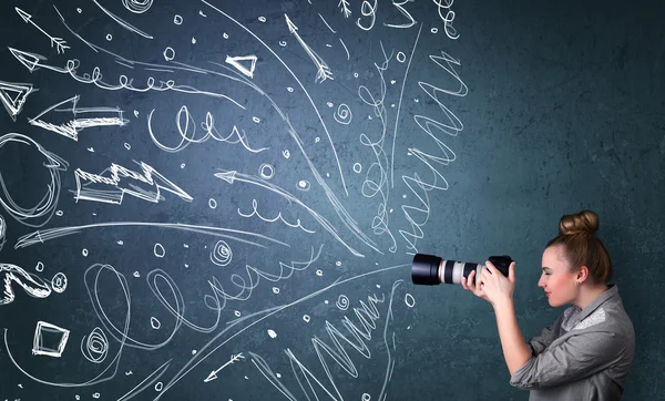 Fotograf som fotograferar bilder medan energiska hand dras linjer en — Stockfoto