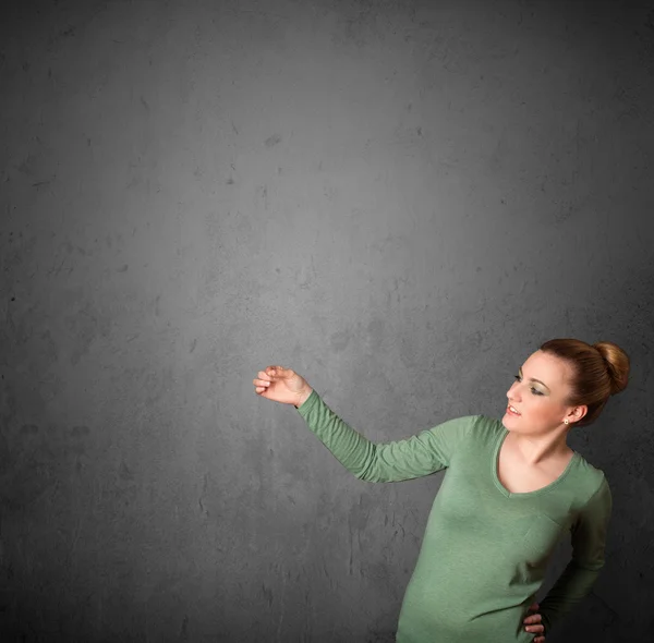 Vrouw gebaren met kopie ruimte — Stockfoto