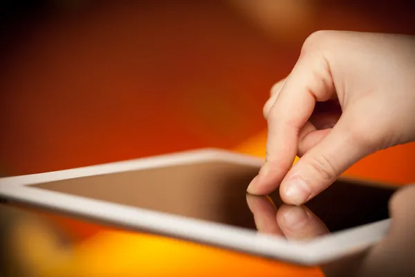 Zeigefinger auf Tablet-PC mit Leerraum — Stockfoto