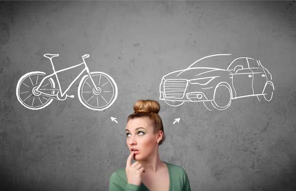 Femme faisant un choix entre le vélo et la voiture — Photo