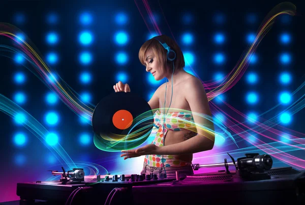 kayıtları renkli ışıkları ile karıştırma genç dj kız