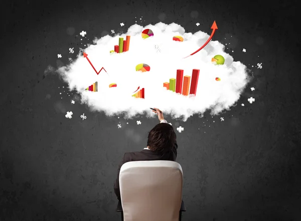 頭の上の雲の中にチャートを持つビジネスマン — ストック写真