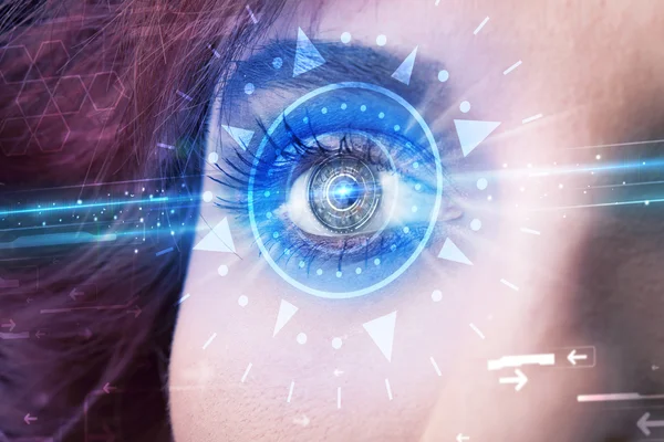 Cyber lány technolgy szem nézi a kék írisz — Stock Fotó