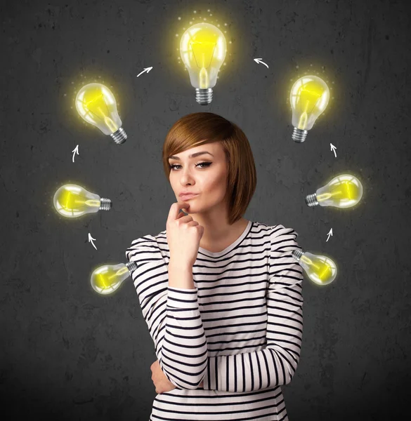 genç kadın başının etrafında dolaşım ampul ile düşünme