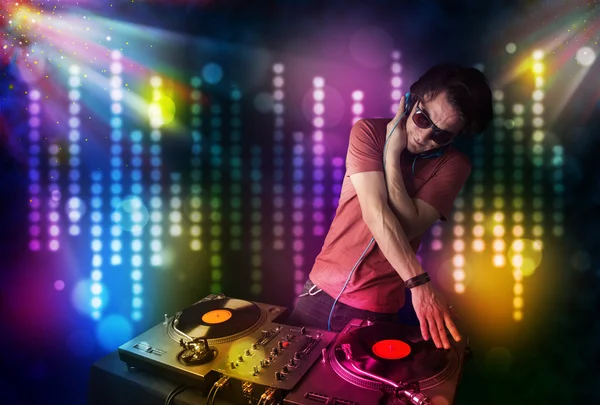 Диджей играет песни на дискотеке со световым шоу — стоковое фото
