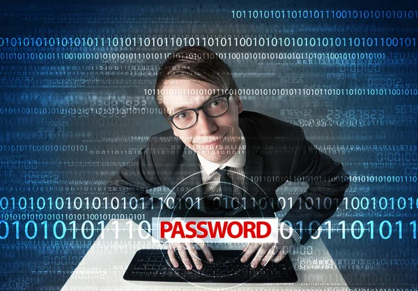 Junger Geek-Hacker stiehlt Passwort — Stockfoto