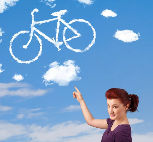 Meisje kijkend naar fiets wolken op blauwe hemel — Stockfoto