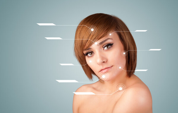 Молодая сексуальная девушка с современными стрелками для ухода за лицом
