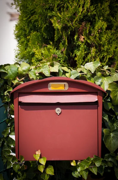 Розкладає поштову скриньку на вулиці — стокове фото