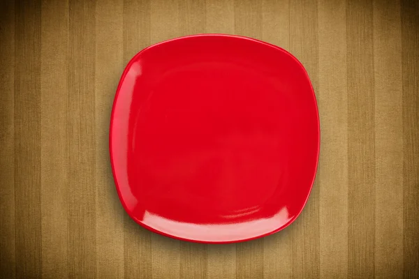 화려 한 백그라운드 테이블 위에 화려 한 색의 빈 접시 — 스톡 사진