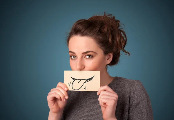 Hübsche junge Mädchen mit weißer Karte mit Lächeln Zeichnung — Stockfoto