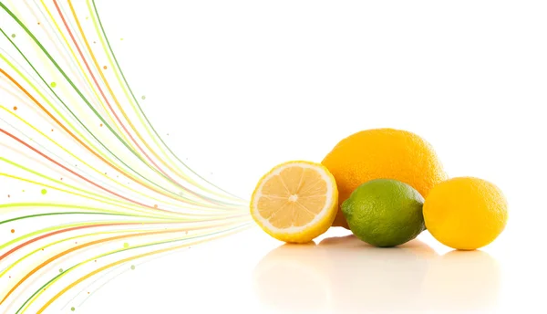 Frutas tropicais saudáveis com linhas abstratas coloridas — Fotografia de Stock