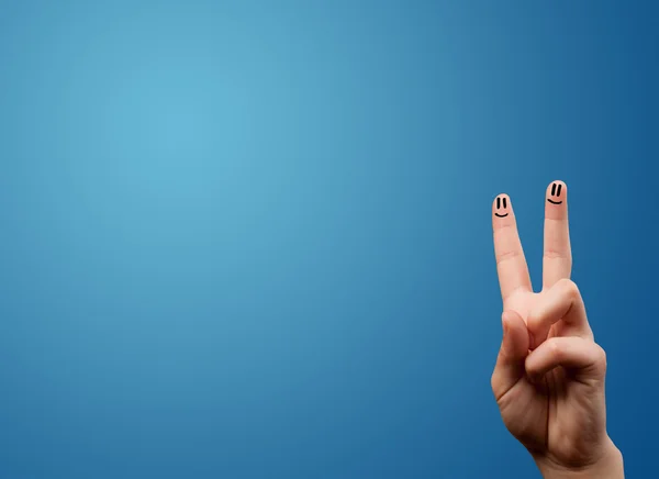 Alegre sonriente cara dedos mirando vacío azul fondo copia — Foto de Stock