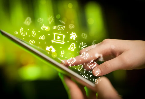 Tablet bilgisayarı üzerinde parmak işareti, sosyal medya kavramı — Stok fotoğraf
