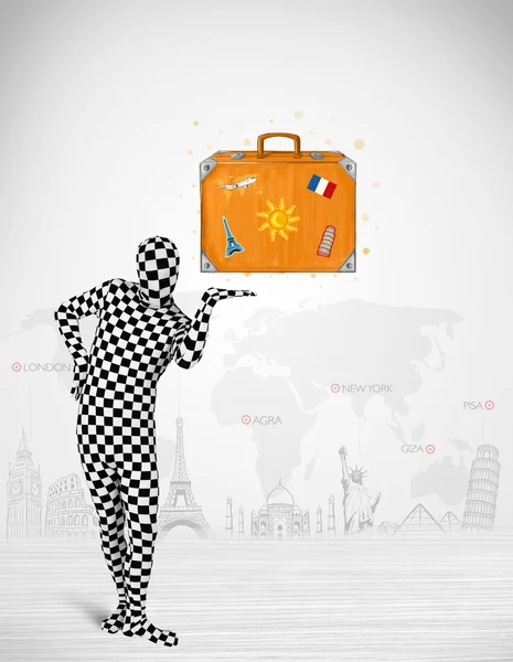 Mężczyzna w garniturze prezentuje walizkę wakacje — Zdjęcie stockowe