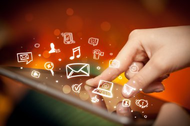 Tablet bilgisayarı üzerinde parmak işareti, sosyal medya kavramı