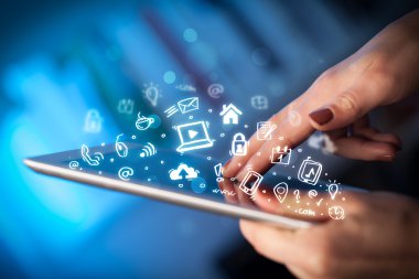 Tablet bilgisayarı üzerinde parmak işareti, sosyal medya kavramı