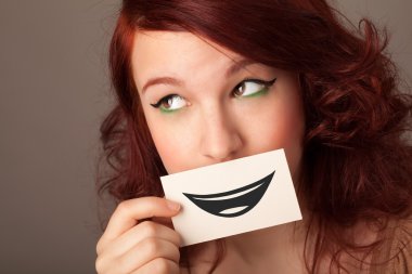 komik smiley ile kart tutan mutlu güzel kadın