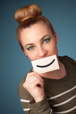 komik smiley ile kart tutan mutlu güzel kadın