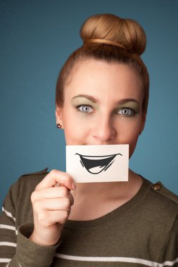 kağıt çizim komik smiley ile tutarak mutlu sevimli kız