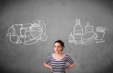 sağlıklı ve sağlıksız gıdalar arasında duran kadın