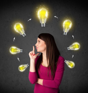 genç kadın başının etrafında dolaşım ampul ile düşünme