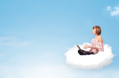 laptop kopya alanı ile bulut üzerinde oturan genç kadın