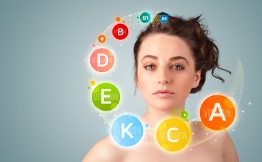 genç ve güzel kız ile renkli vitamin simgeler ve semboller