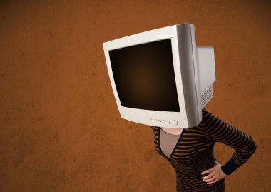 onun baş ve kahverengi boş boşaltmak monitörde kızla