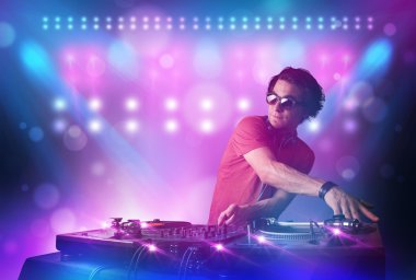 DJ karıştırma müzik turntable üzerinde sahne ışıkları ve