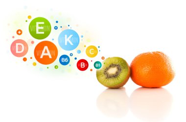 Renkli vitamin sembolleri ve simgeleri olan sağlıklı meyveler